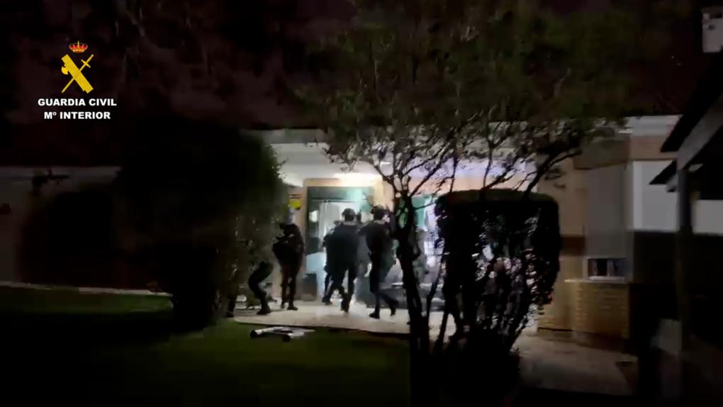 Entrada de agentes en el domicilio investigado